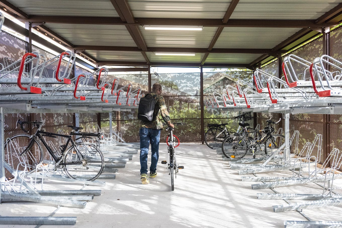 Eine Person auf einem Fahrradparkplatz bei Île-de-France Mobilités