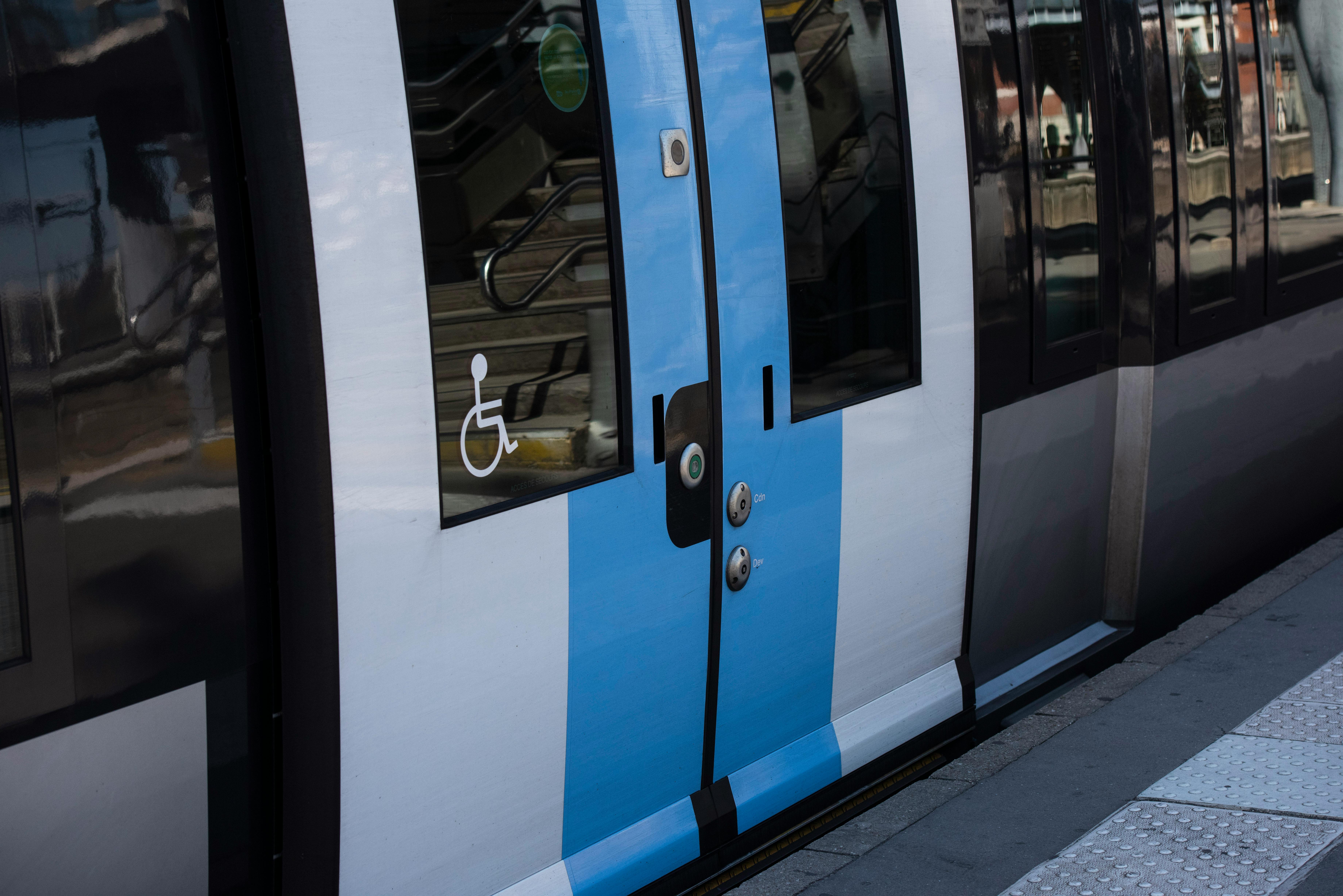 Photo de l'extérieur d'un train avec un picto accessibilité
