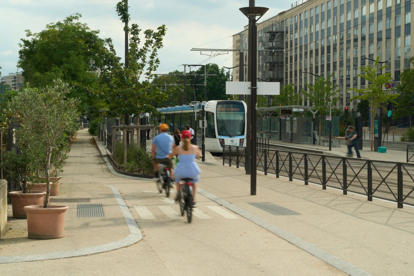 Menschen, die auf einem Radweg neben der Linie T3b in Porte Dauphine radeln