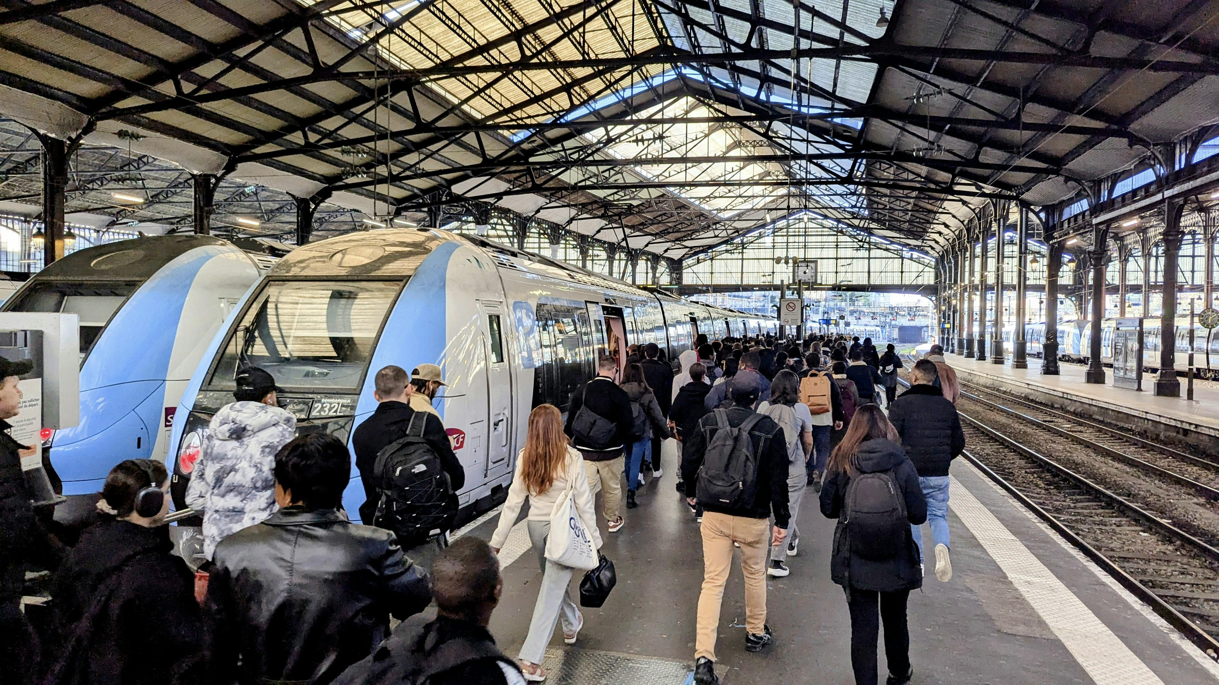 Personnes sur un quai, gare Saint Lazare