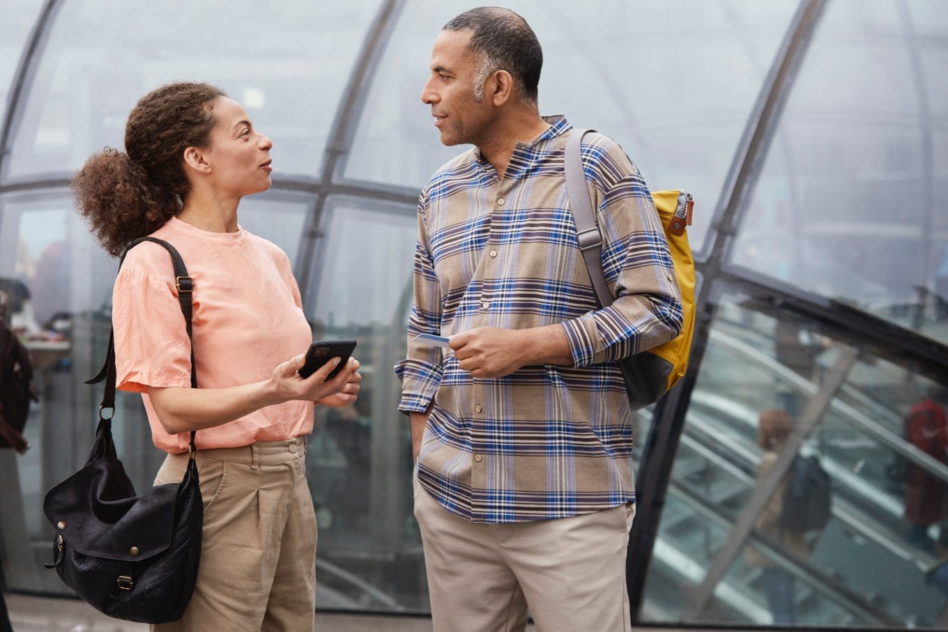des voyageurs en gare saint lazare a paris