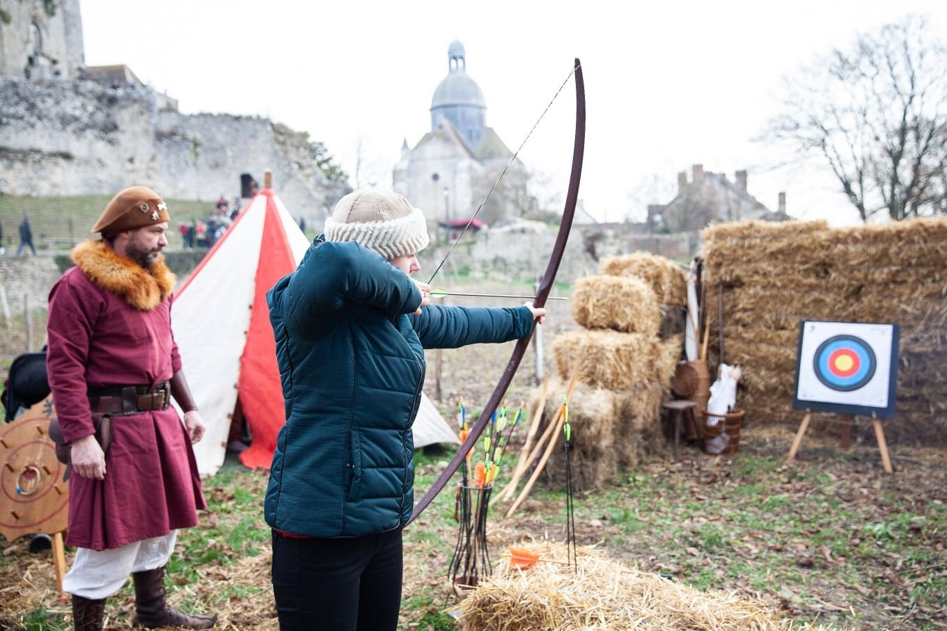 Un taller de tiro con arco durante el Mercado de Navidad de Provins