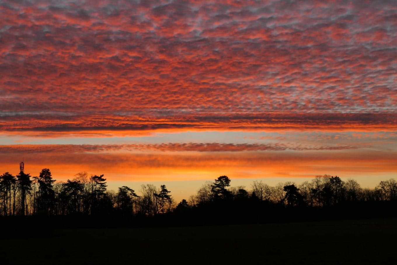 Una hermosa puesta de sol sobre el Bosque Nacional Carnelle