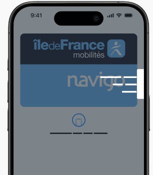 En la sélectionnant sur votre écran après un double appui sur le bouton latéral droit pour afficher les cartes disponibles.