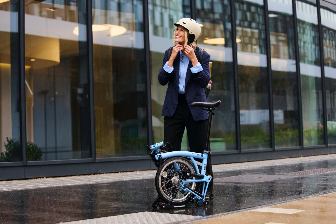 Le vélo pliant Véligo Location : se plie en quelques secondes, monte avec vous dans le train et se glisse sous votre bureau.