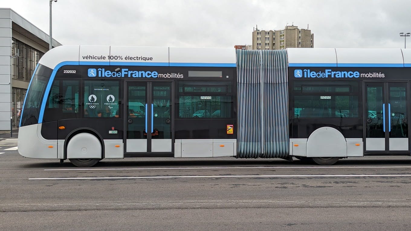 O ônibus que circulará na linha Tzen 4 em Essonne visto de fora - ©Brice Perrin