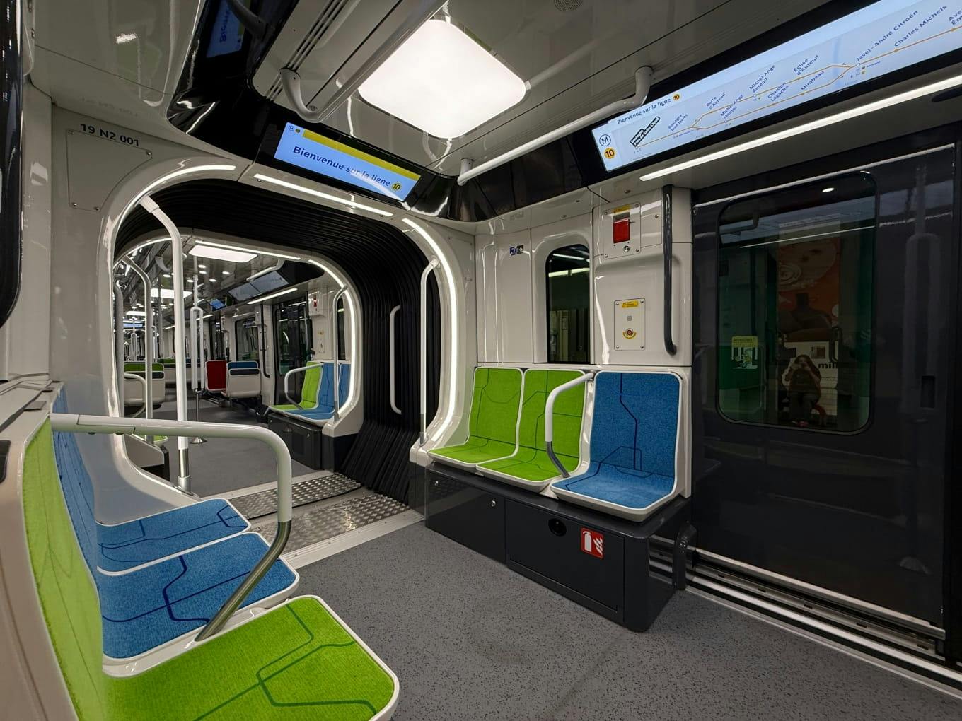 Interior de um trem MF19 na linha 10 do metrô em Paris - © Romain Snelling