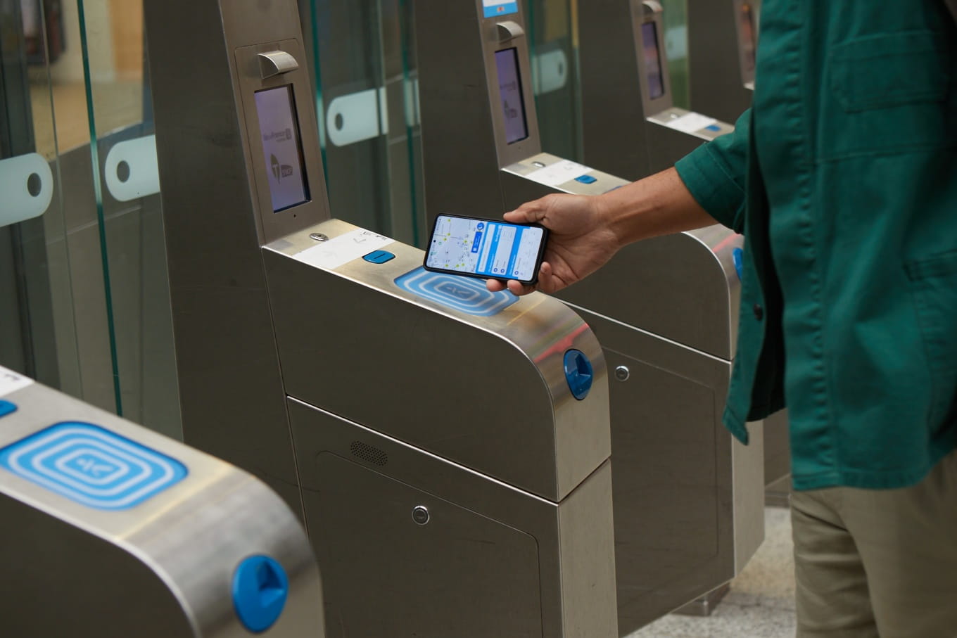 Um viajante valida sua passagem com o celular no transporte público em Île-de-France - © Sylvain Homo