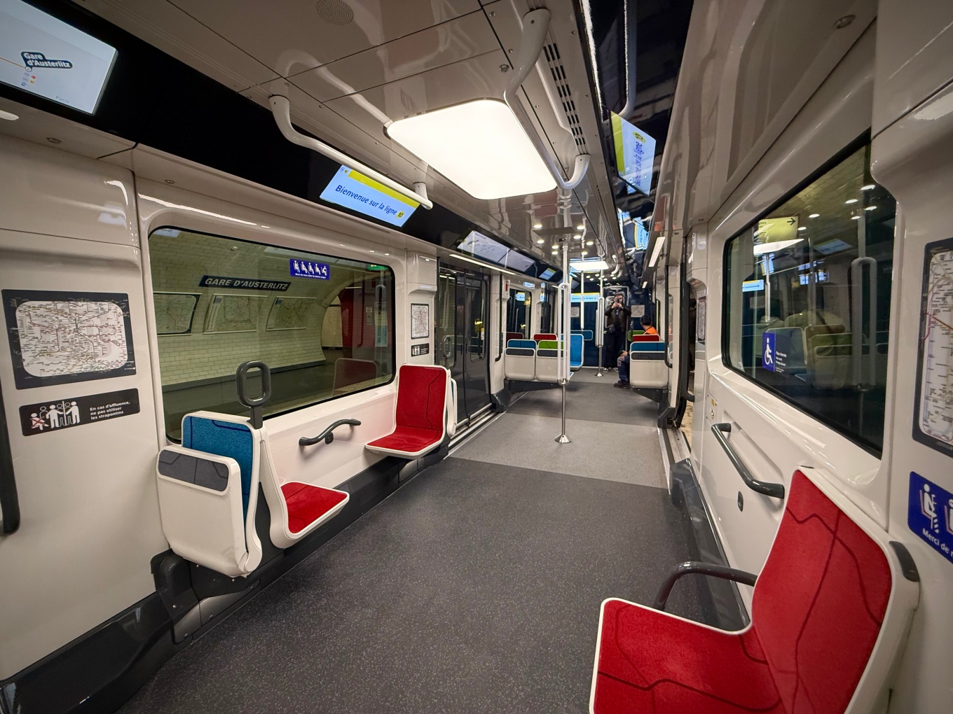 Intérieur du nouveau métro MF19, qui équipera entièrement la ligne 10 et 7bis en 2026. © Romain Snelling