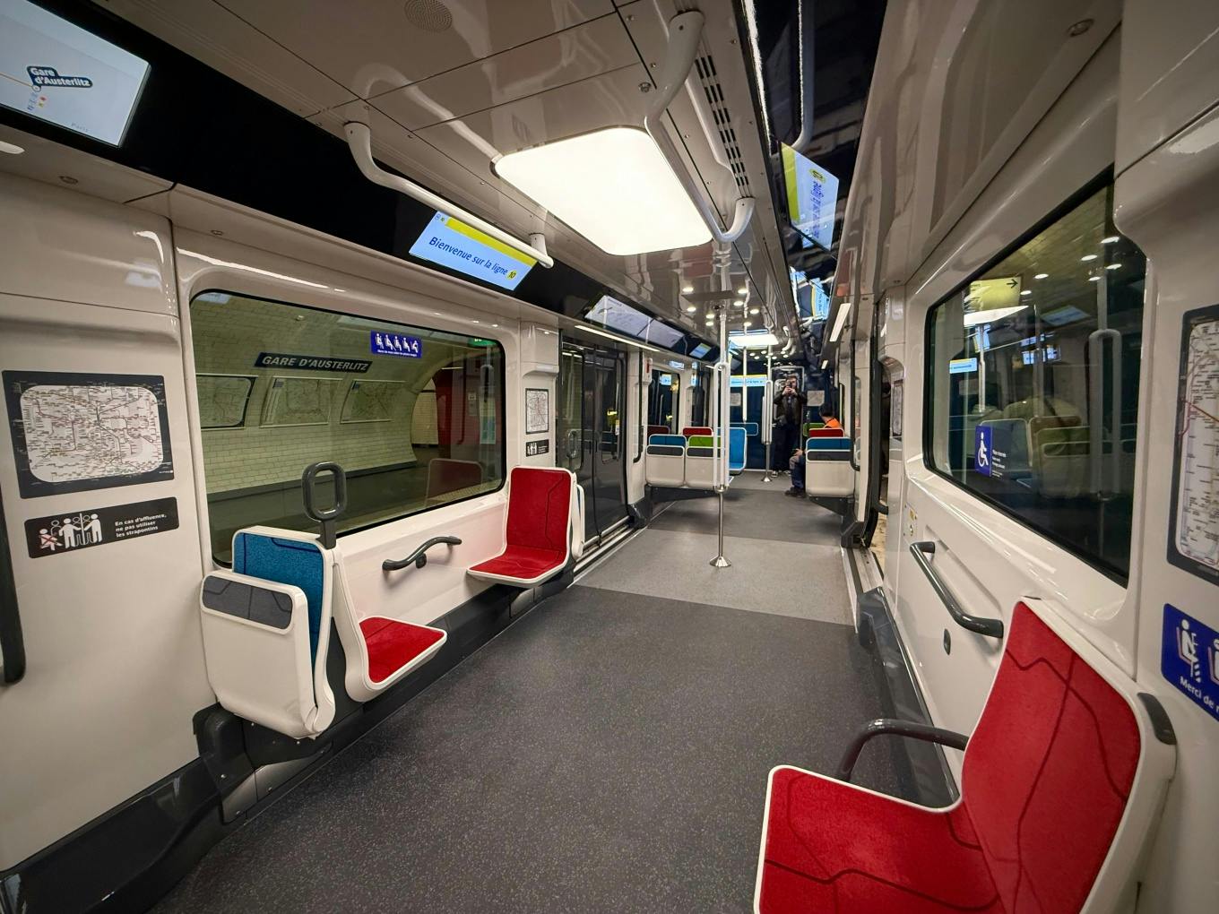 Intérieur du nouveau métro MF19, qui équipera entièrement la ligne 10 et 7bis en 2026. © Romain Snelling