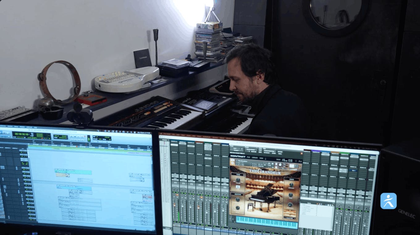 Arnaud Biscay, le compositeur du nouveau jingle d'Île-de-France Mobilités dans le studio de production sonore Chez Jean à Paris. Photo de Cyril Cagnat