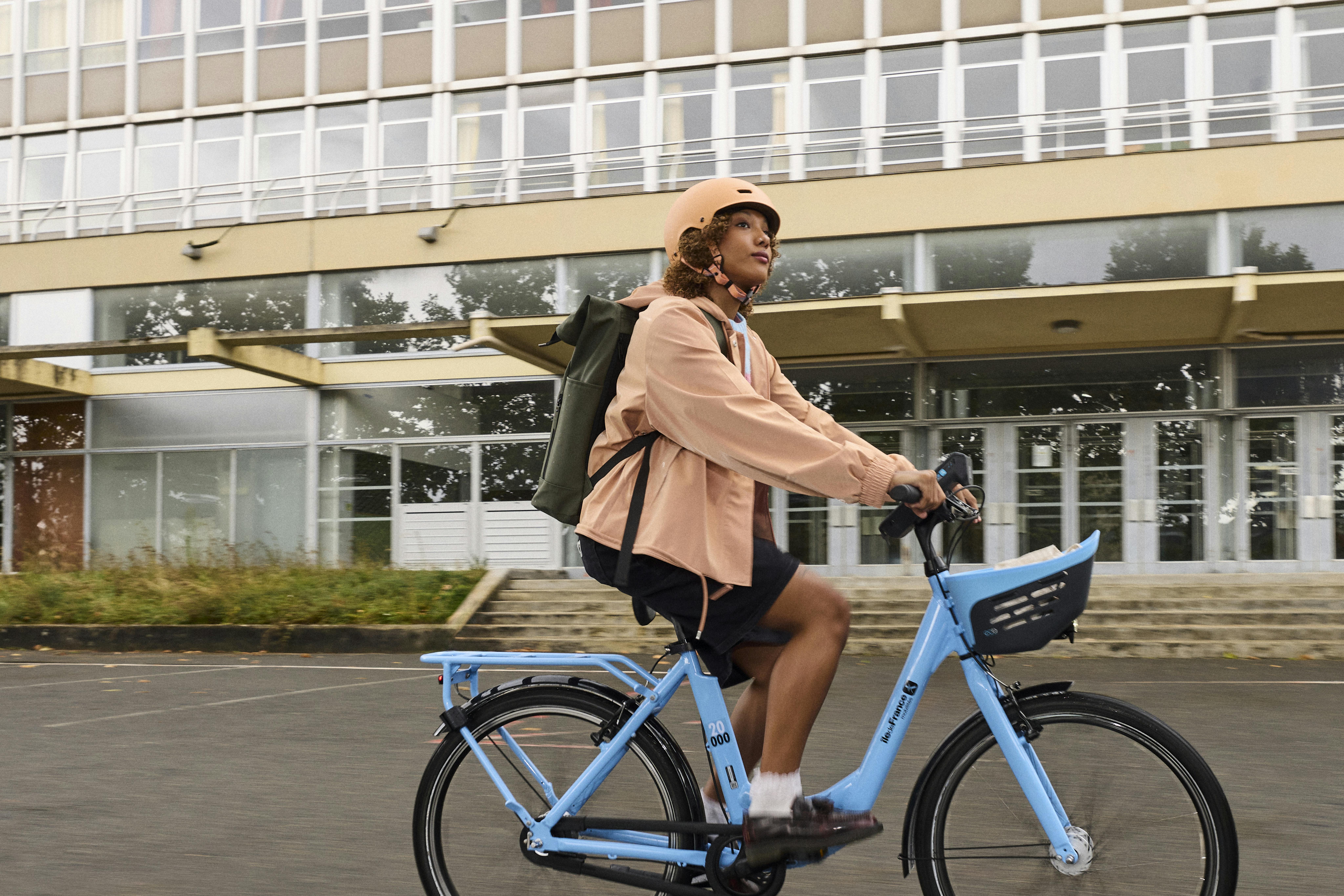 Une personne sur son Véligo