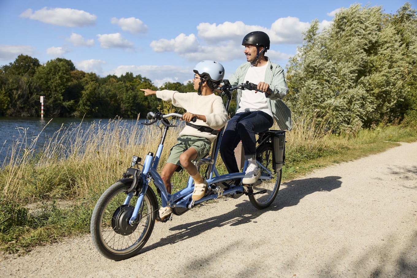 Une fille et son papa sur un tandem Véligo