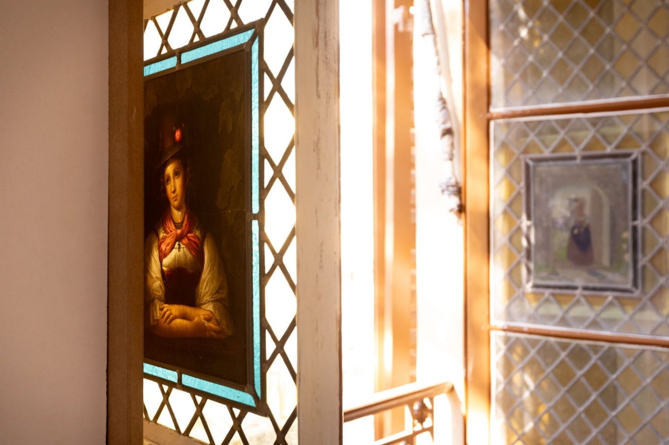 Vue d'une fenêtre en vitraux depuis le Musée de la Vie Romantique