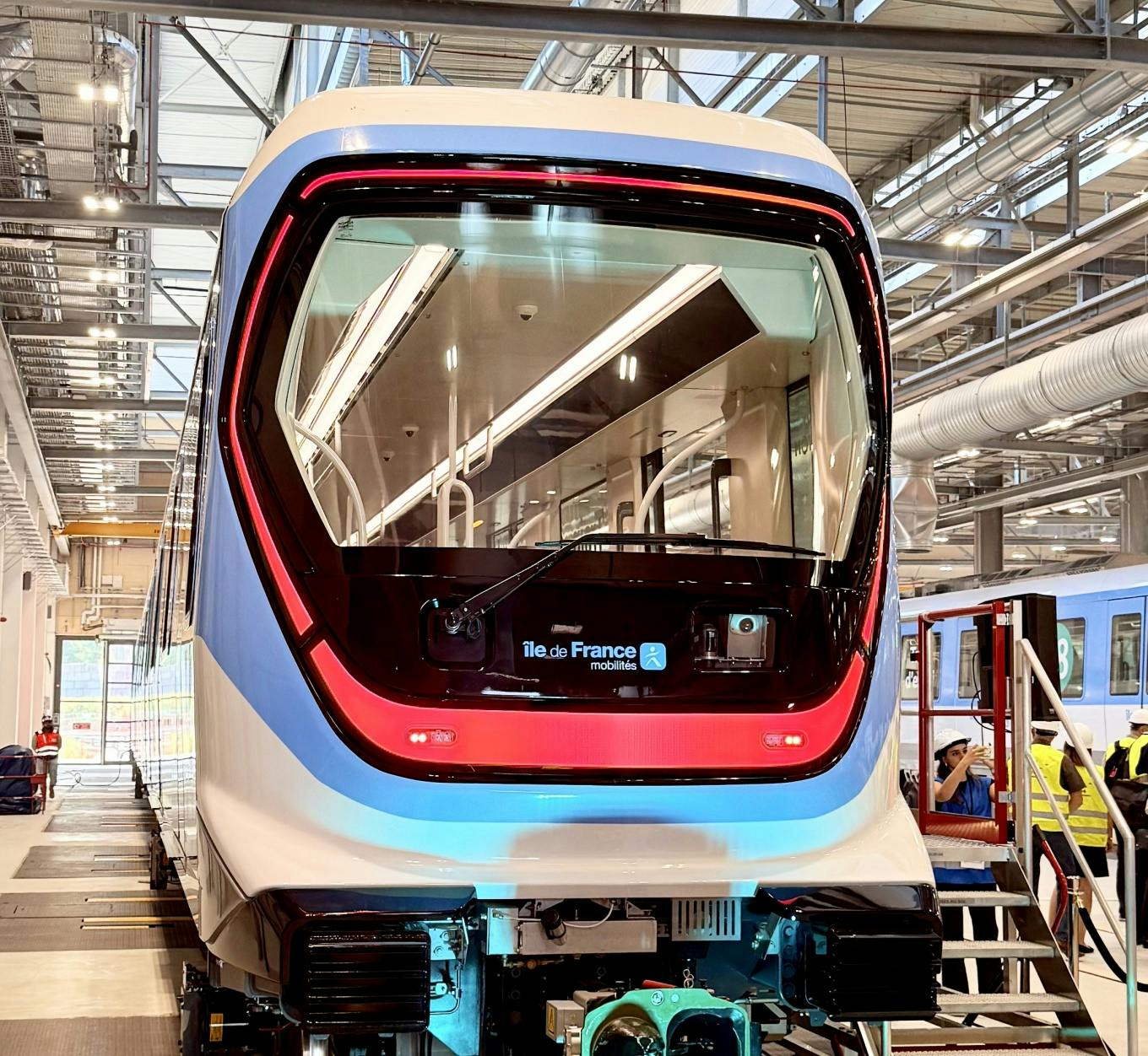 Um trem da futura linha 18 do metrô no centro de operações Palaiseau, em Île-de-France