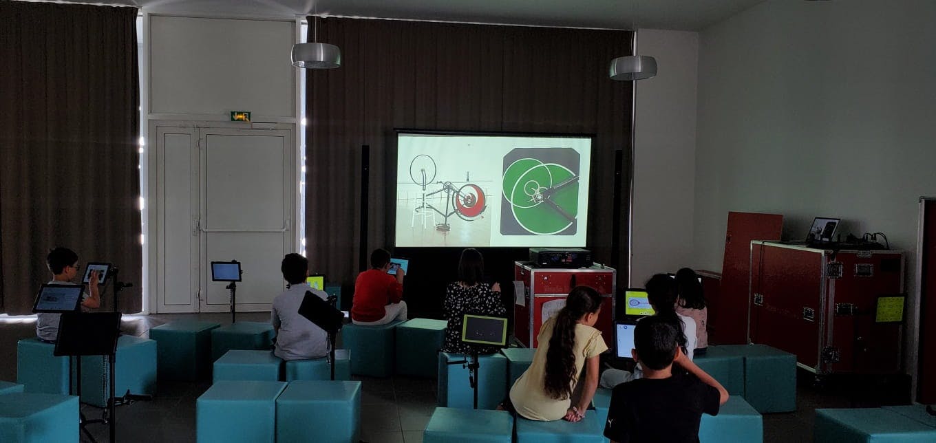 Les Micro-Folies ce sont aussi des FabLab : des ateliers pour apprendre et expérimenter le numérique de façon ludique