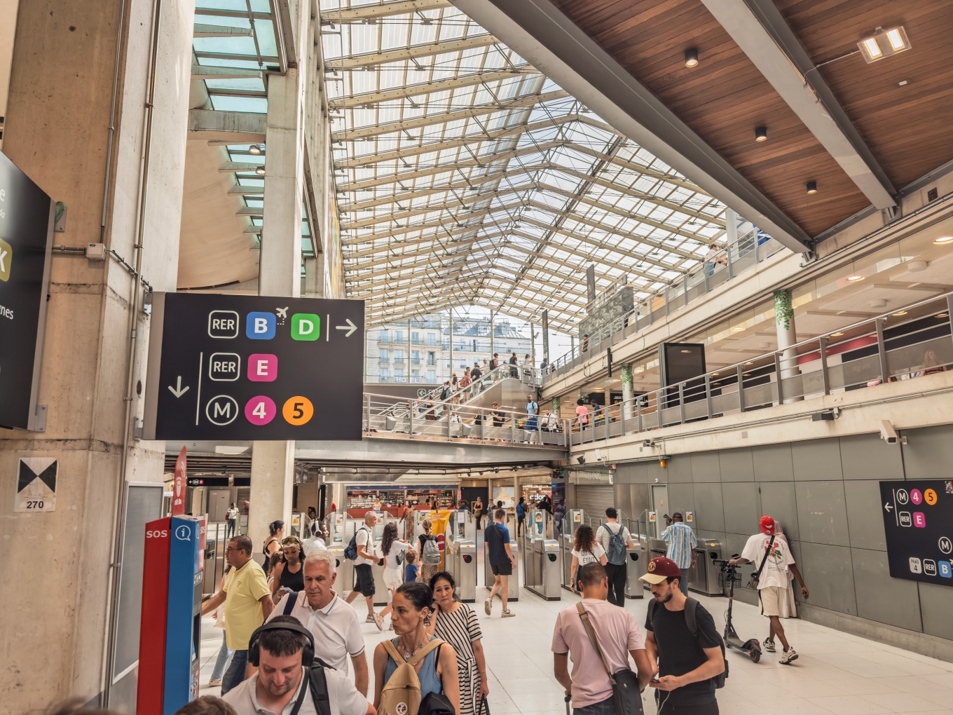 © BalkansCat - Les couloirs de la Gare du Nord où l'on peut prendre le RER B pour se rendre à l'Aéroport Charles de Gaulle 