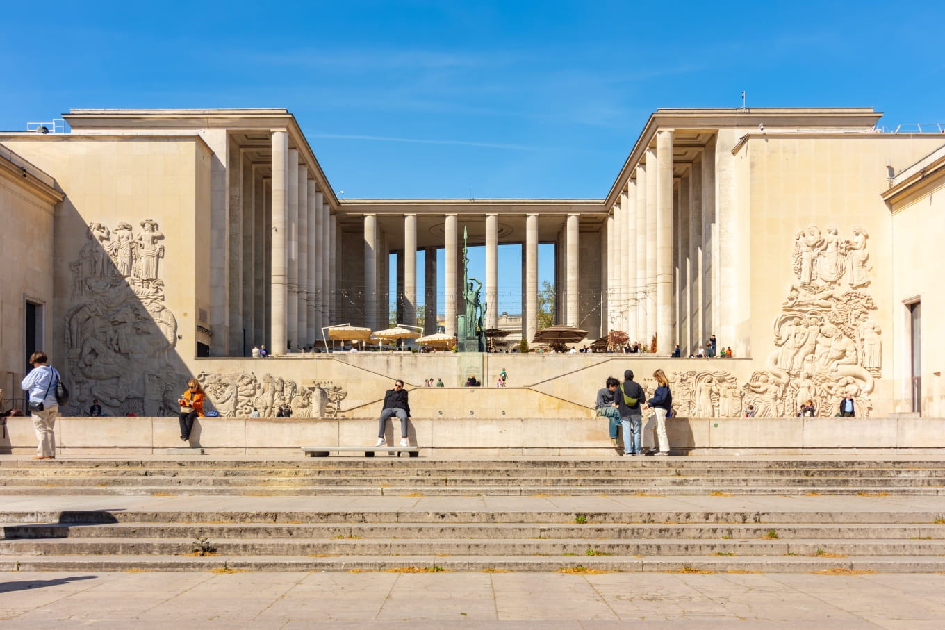 The esplanade of the Palais de Tokyo © Elena Zolotova