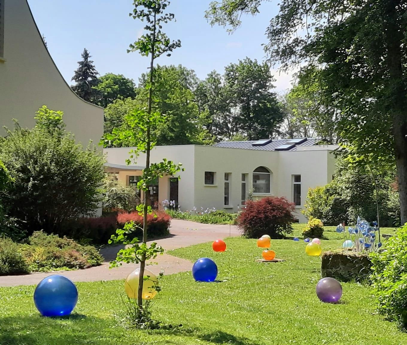 Œuvres en verre soufflé à découvrir dans les jardins de la verrerie
