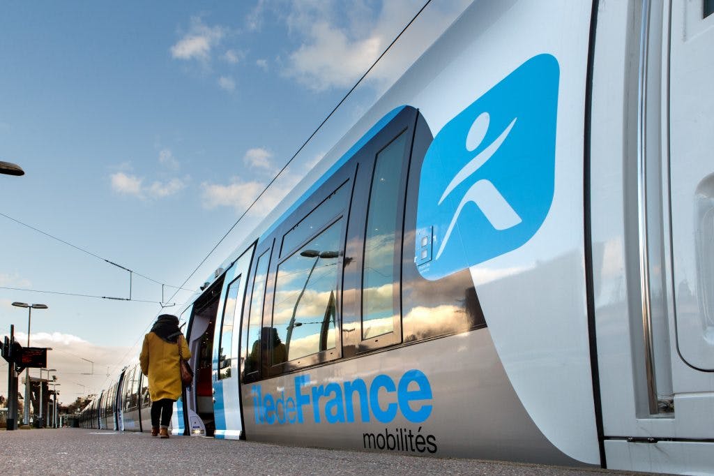 Voyageurs entrant dans un train à quai