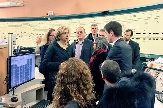 Personnels île-de-France mobilité autour d'un écran au Centre Commande Unique du RER A