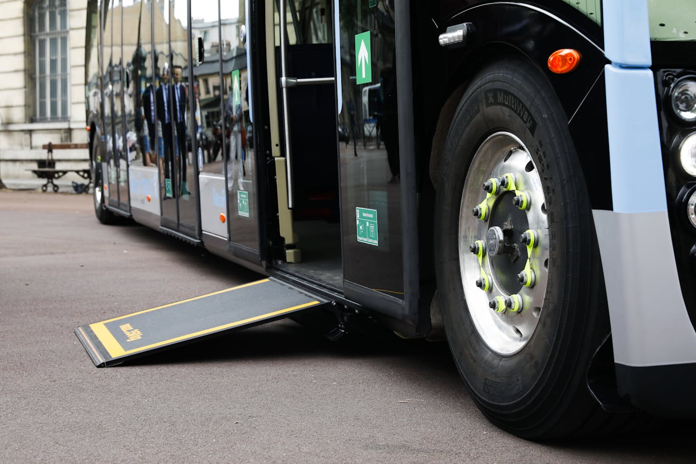 © Clermont FU - Ile-de-France Mobilités - Einweihung des 100 % elektrischen Busses Aptis in Versailles am 28. Juni 2017