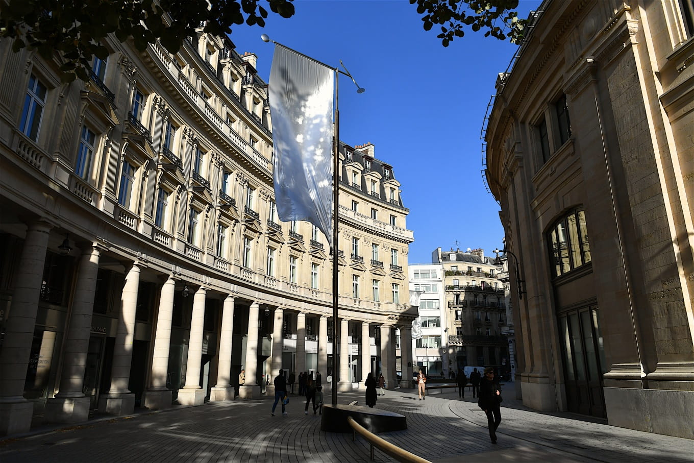 View of the Bourse du Commerce from the side 