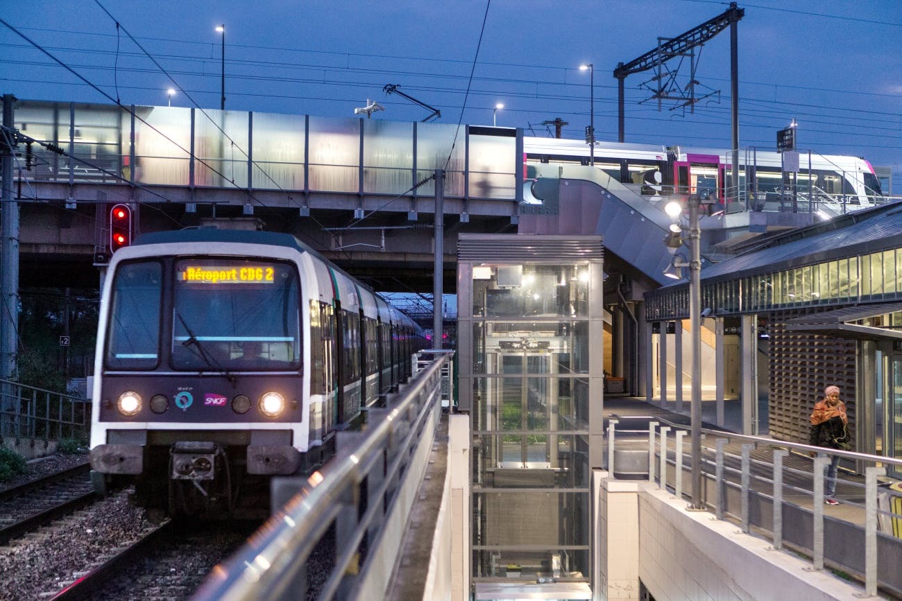 Une rame de RER B en gare du Bourget