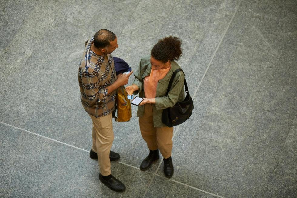 Dos personas mirando un teléfono