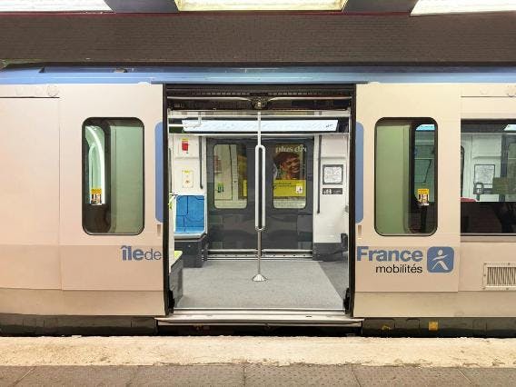 Rame du métro MF19 sur la ligne 10 à Paris