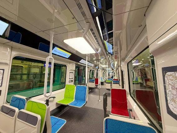 Intérieur d'une rame du métro MF19 sur la ligne 10 à Paris