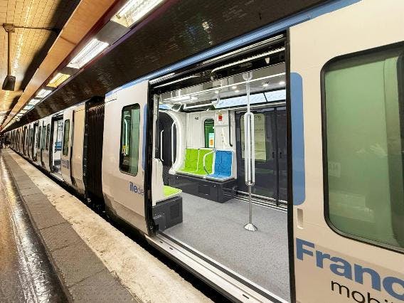Une rame du métro MF19 sur la ligne 10 à Paris