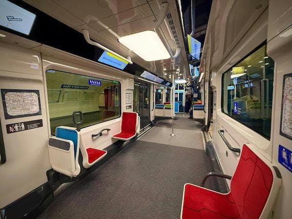 Intérieur d'une rame du métro MF19 sur la ligne 10 à Paris