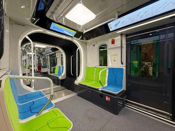 Intérieur d'une rame du métro MF19 sur la ligne 10 à Paris