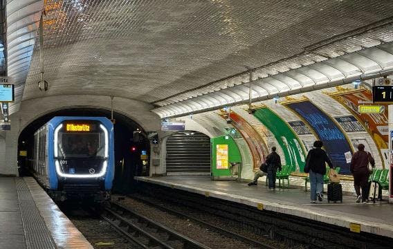 Une rame de métro MF19 arrive en station sur la ligne 10 à Paris