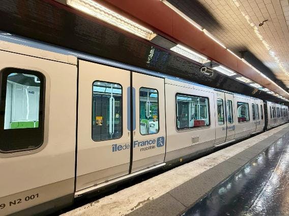 Une rame de métro MF19 arrive en station sur la ligne 10 à Paris