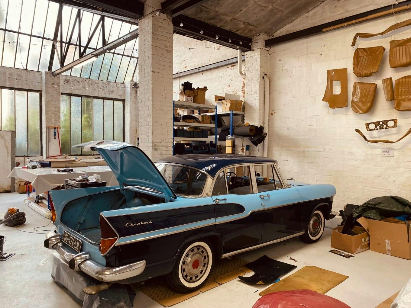 Visite dun atelier d'artisan sellier : Lemoyne Sellerie à Colombes, spécialisé dans la création et restauration de sellerie pour l'automobile, la moto ou le mobilier contemporain à l'occasion des Journées Européennes des Métiers d'Art en 2024.