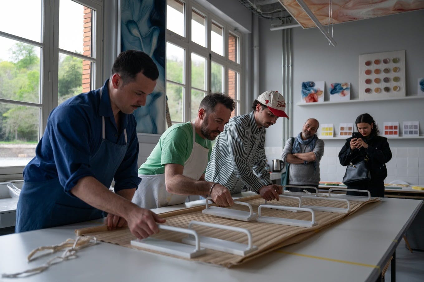Initiation à l'ennoblissement textile (un processus qui consiste à traiter les tissus pour leur donner des caractéristiques spéciales)dans l'atelier de Tony Jouanneau à l'occasion des Journées Européennes des Métiers d'Art en 2024. 