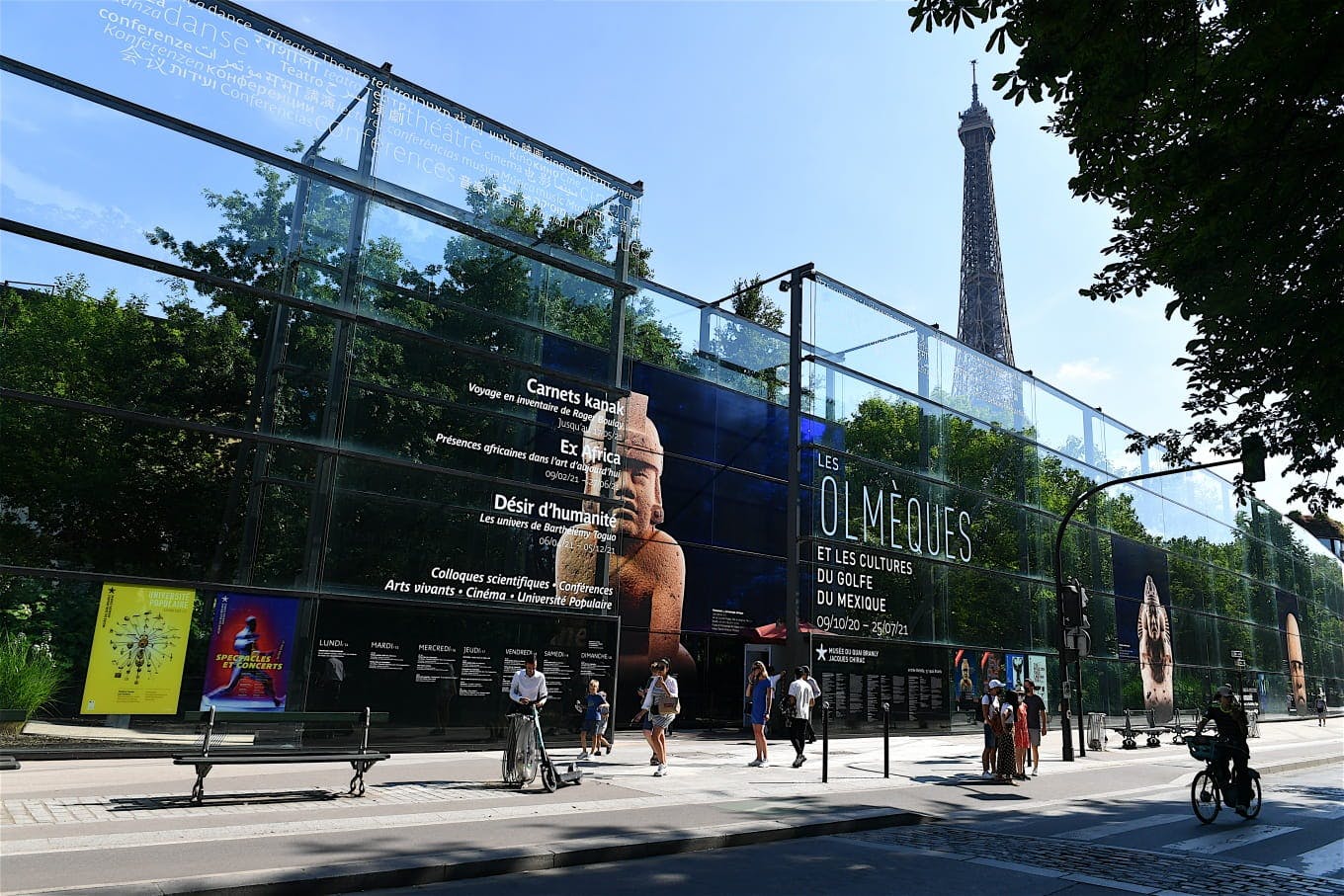 Le Musée du quai Branly avec, en fond, la Tour Eiffel