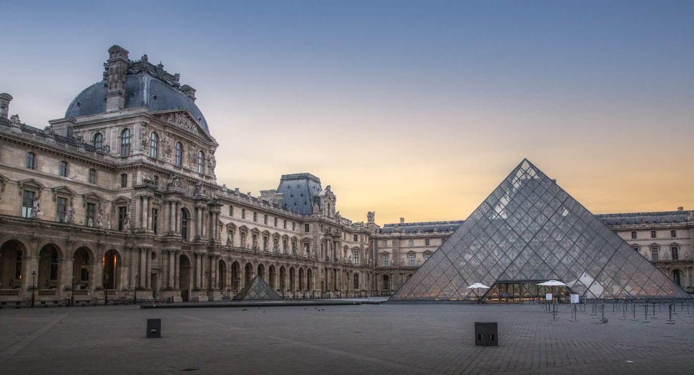 La Cour Carrée et son imposante pyramide en verre, une des portes d'entrées vers le musée du Louvre.