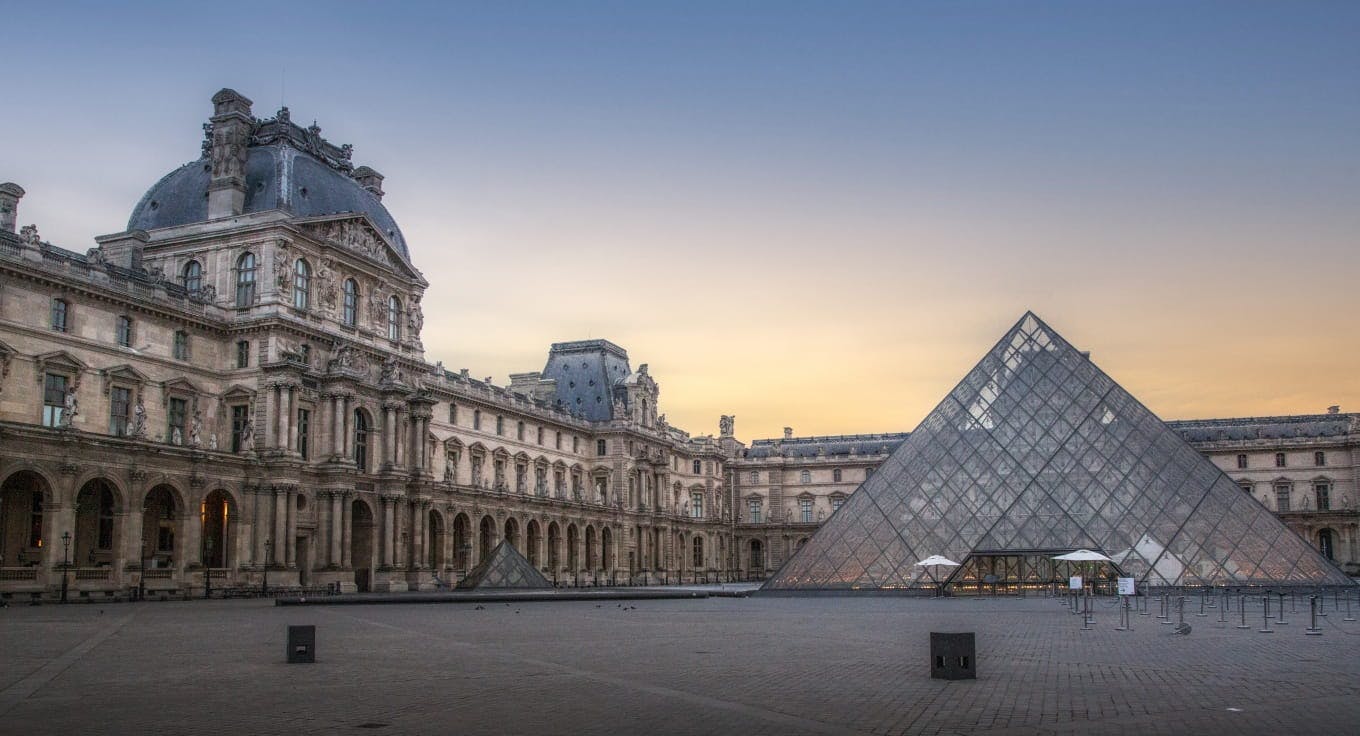 La Cour Carrée et son imposante pyramide en verre, une des portes d'entrées vers le musée du Louvre.