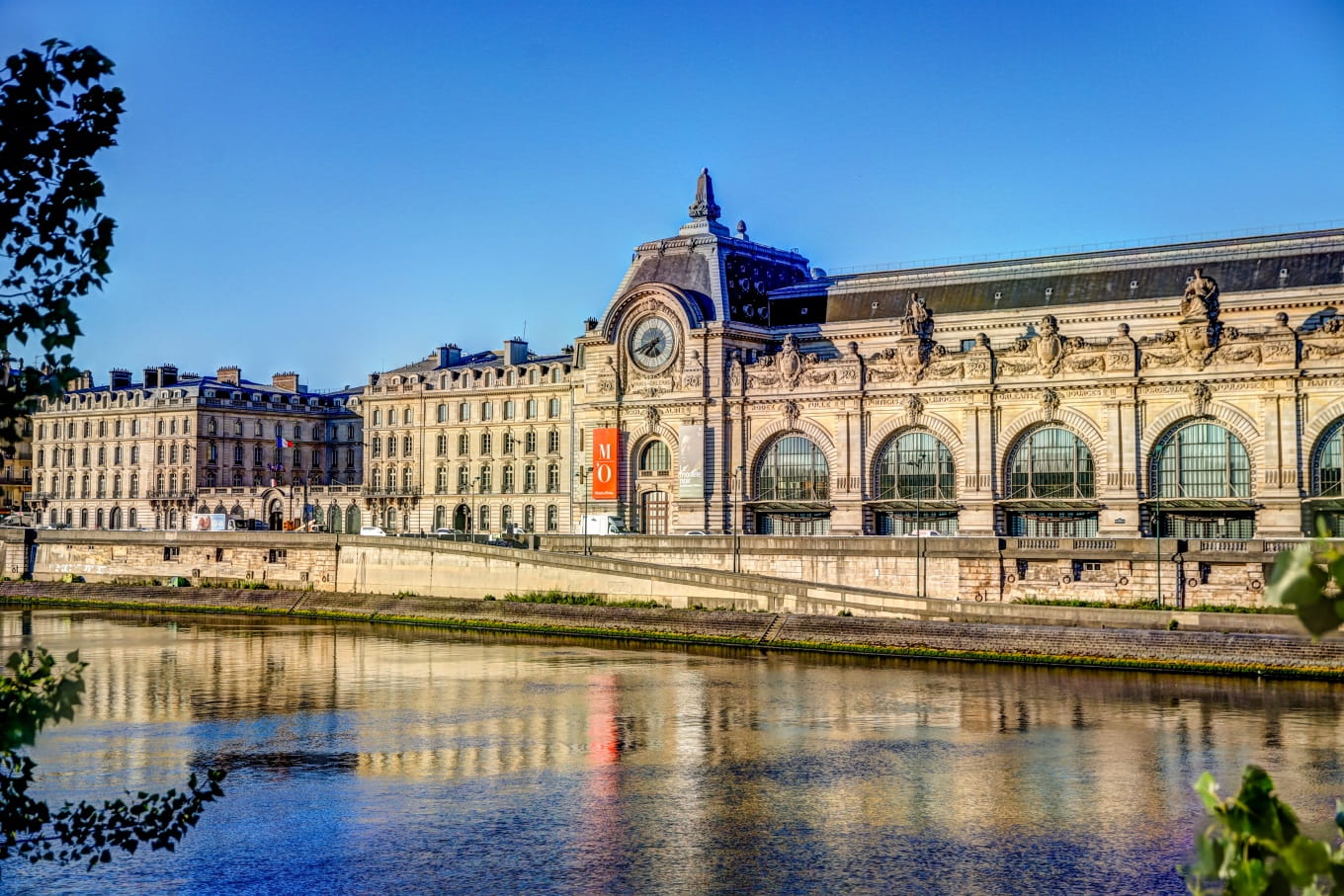 Façade du Musée d'Orsay depuis les quais de Seine à Paris.