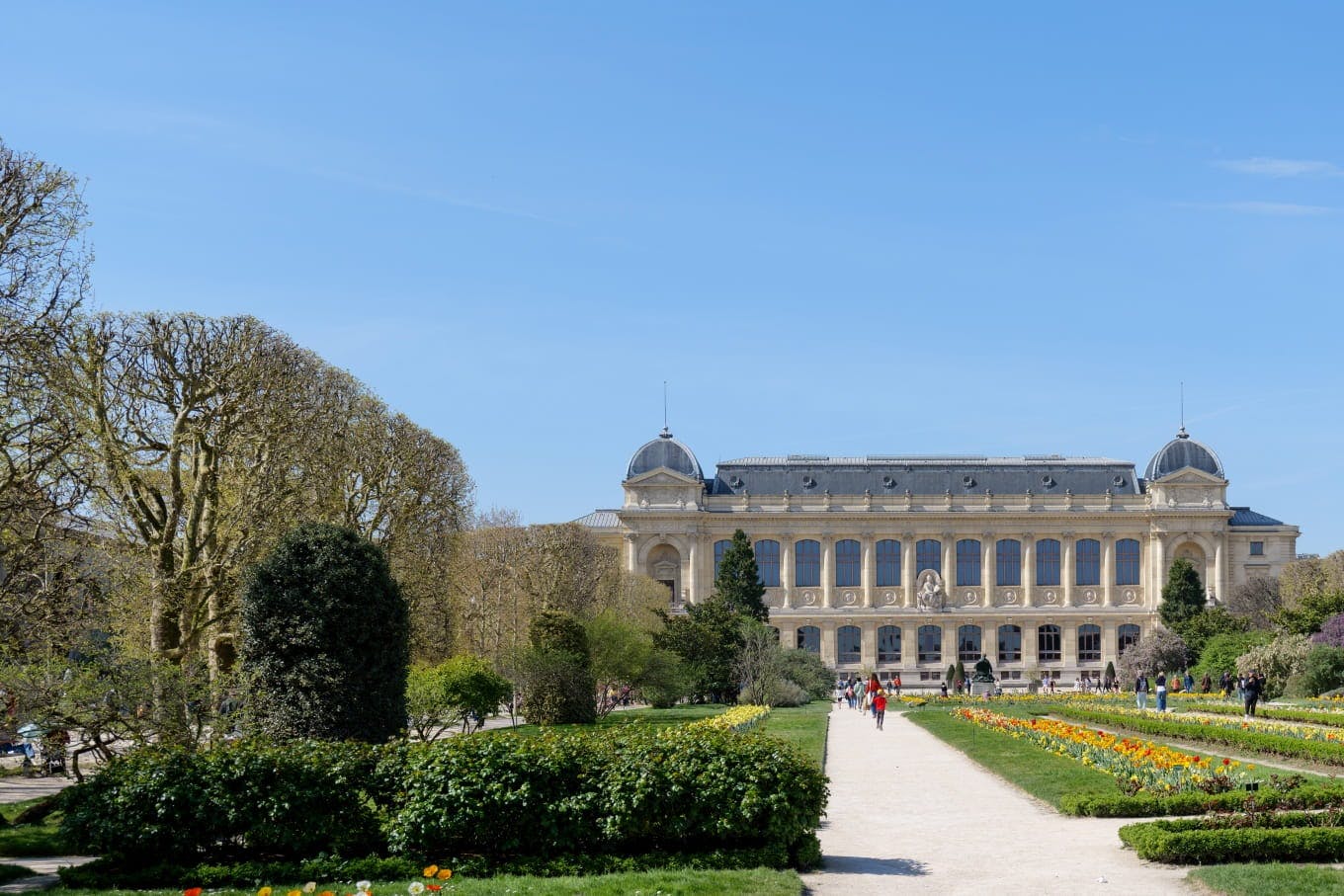 Une des façades du Muséum National d'Histoire Naturelle dans le Jardin des Plantes à Paris (5e arrondissement).