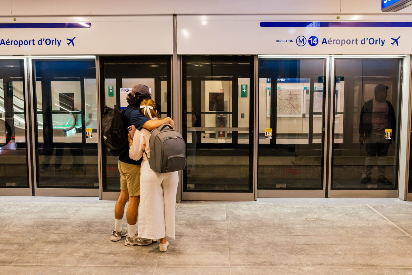 Fahrgäste, die auf einem Bahnsteig der Linie 14 in Richtung Flughafen Orly auf die U-Bahn warten