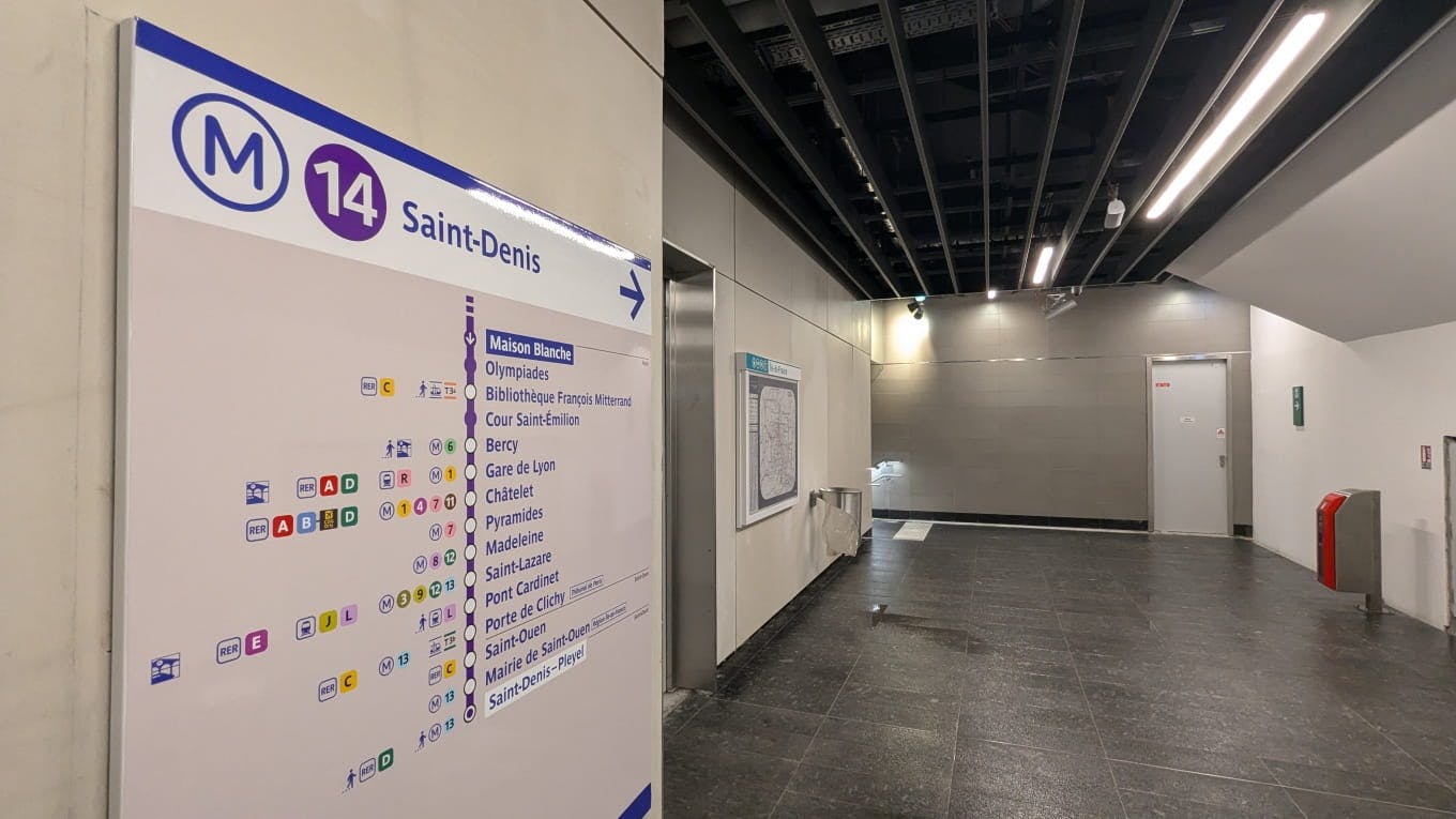 Beschilderung in den U-Bahn-Gängen bei Maison Blanche auf der Linie 14.
