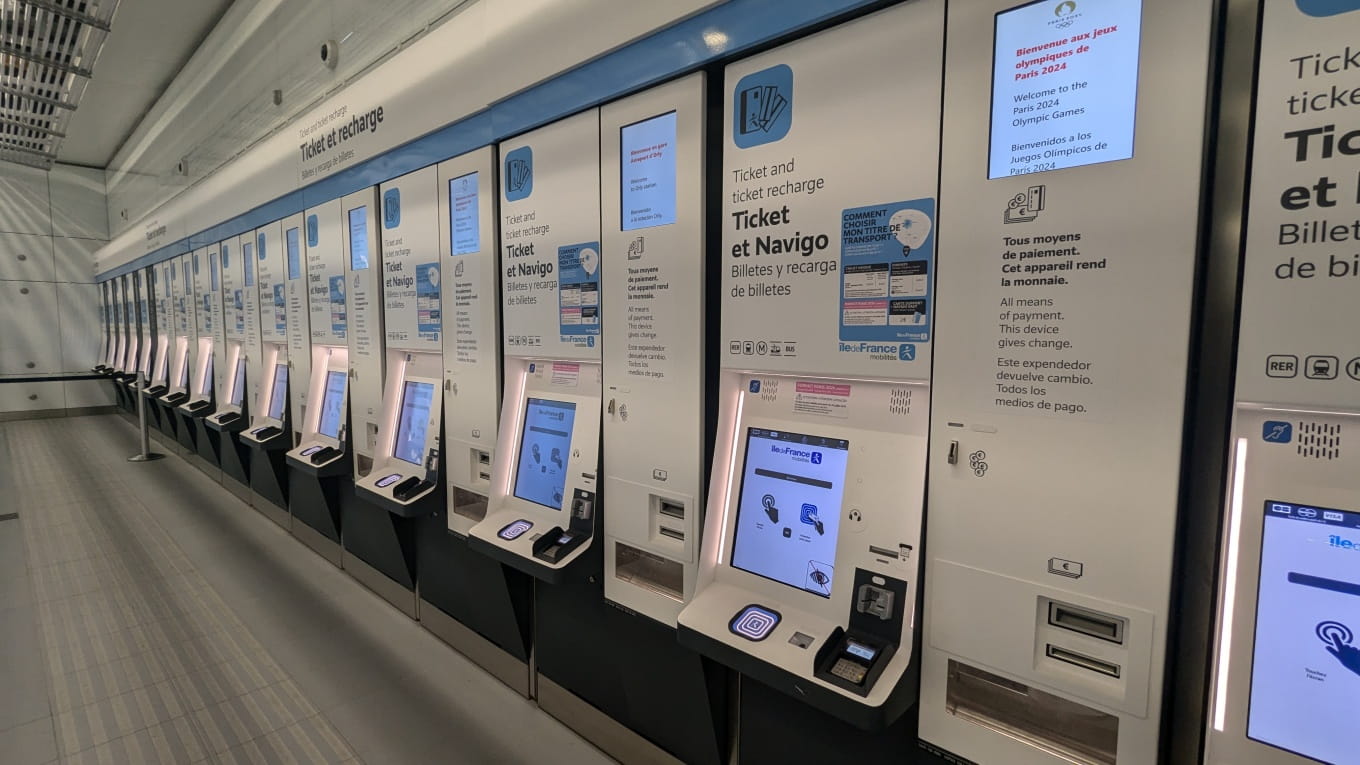 Selbstbedienungsautomaten zum Kauf von tickets oder zum Aufladen eines Passes an der Station Orly Airport der Linie 14 der automatischen U-Bahn.