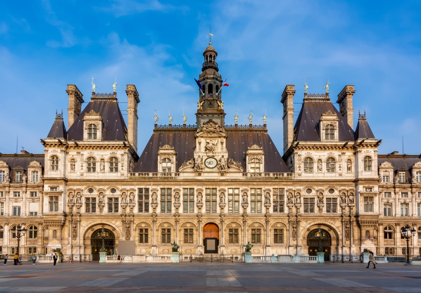 ©Vladislav Zolotov - L'Hôtel de Ville dans le 4e arrondissement de Paris et sa grande place.
