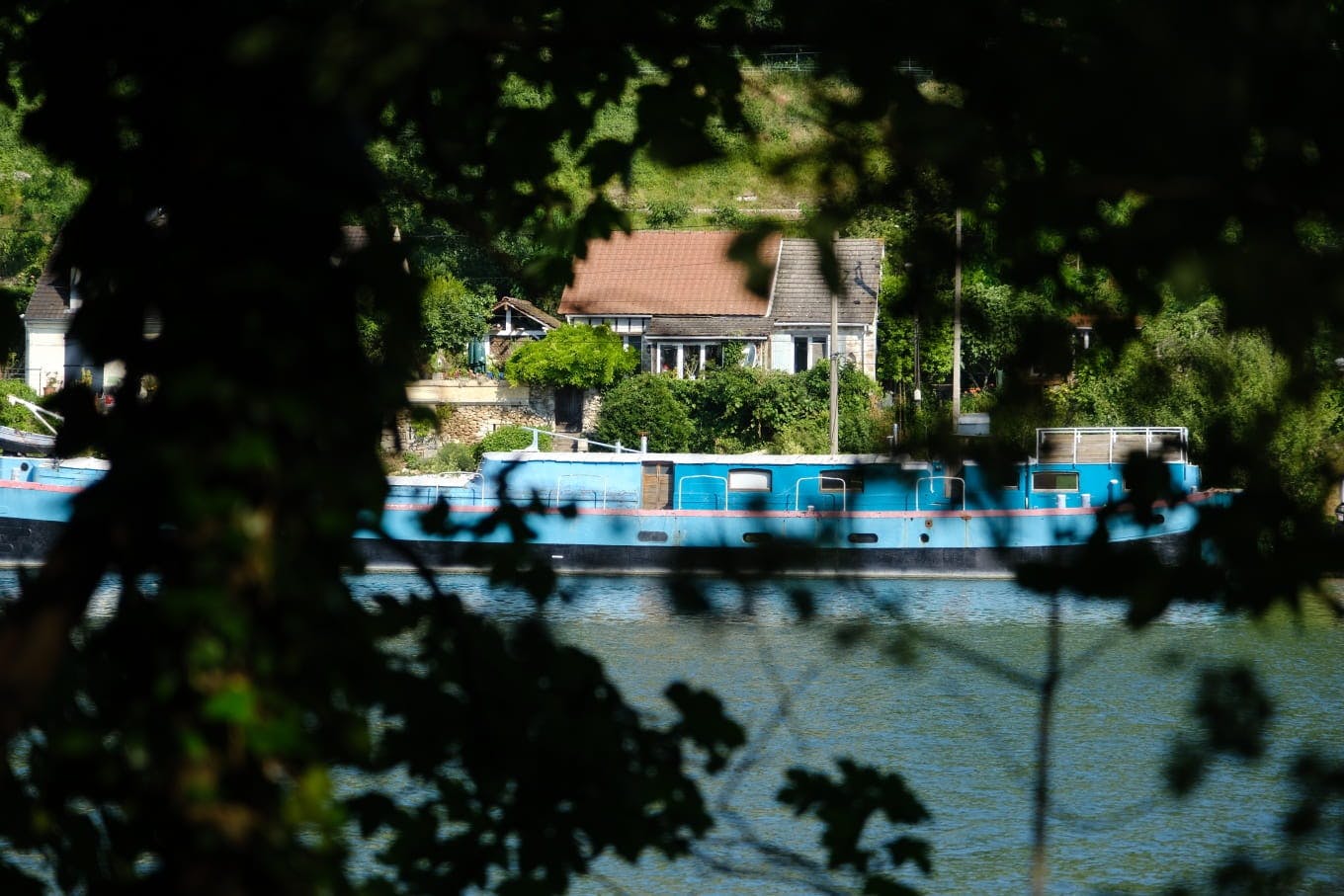 Les péniches sur les bords de Seine depuis les chemins de balades