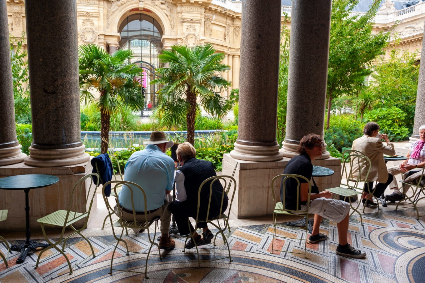 La terraza del Café 1902 en el jardín del Petit Palais de París.