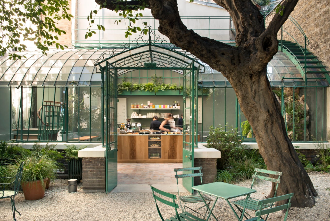 El techo de cristal del café Rose Bakery en el jardín del Musée de la Vie Romantique